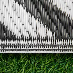 Outsunny Outdoor Rug Reversible Mat Plastic Straw Rug Portable RV Camping Mat for Garden Deck Picnic Indoor, 121 x 182 cm (4 x 6 ft), Black & White - 8