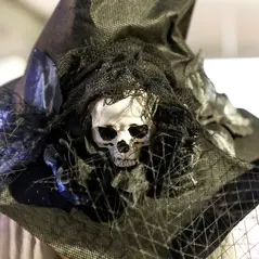 Outsunny 170 cm Life Size Halloween Animated Standing Witch & Staff with Glowing LED Eyes, Spooky Witch Scary Halloween Decorations, Battery Operated, Indoor Party Props - 9