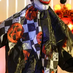 Outsunny 183 cm Life Size Halloween Animated Clown & Skull Staff with Red Light Up Eyes, Sound Activated Moving Arms & Head, Scary Clown Halloween Decorations, Battery Operated, Indoor Party Props - 9