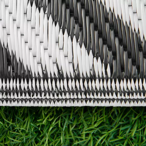 Outsunny Outdoor Rug Reversible Mat Plastic Straw Rug Portable RV Camping Mat for Garden Deck Picnic Indoor, 121 x 182 cm (4 x 6 ft), Black & White - 8