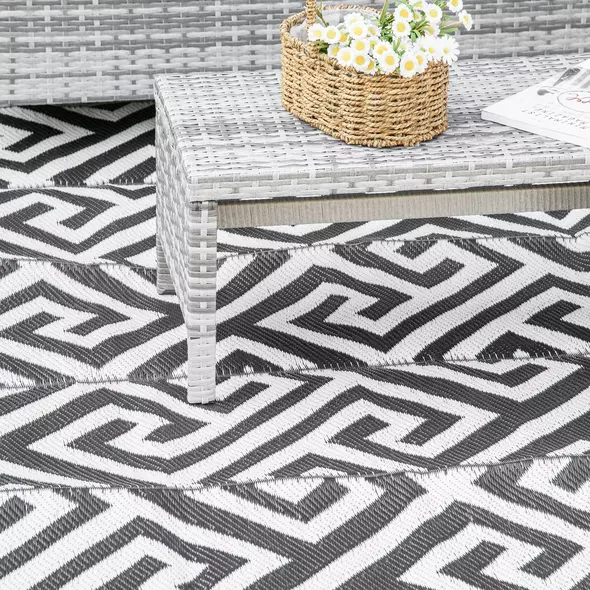 Outsunny 182 x 274 cm(6x9ft) Outdoor Rug Reversible Mat Plastic Straw Rug Portable RV Camping Mat for Garden Deck Picnic Indoor, Black & White - 8